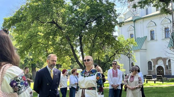 На Гідропарку збудують центр пляжного волейболу та футболу Посол Норвегії Ларс Рагнар Гансен та генеральна директорка заповідника Неля Куковальська під час висадження ясена на Алеї київських князівен біля Собору Святої Софії