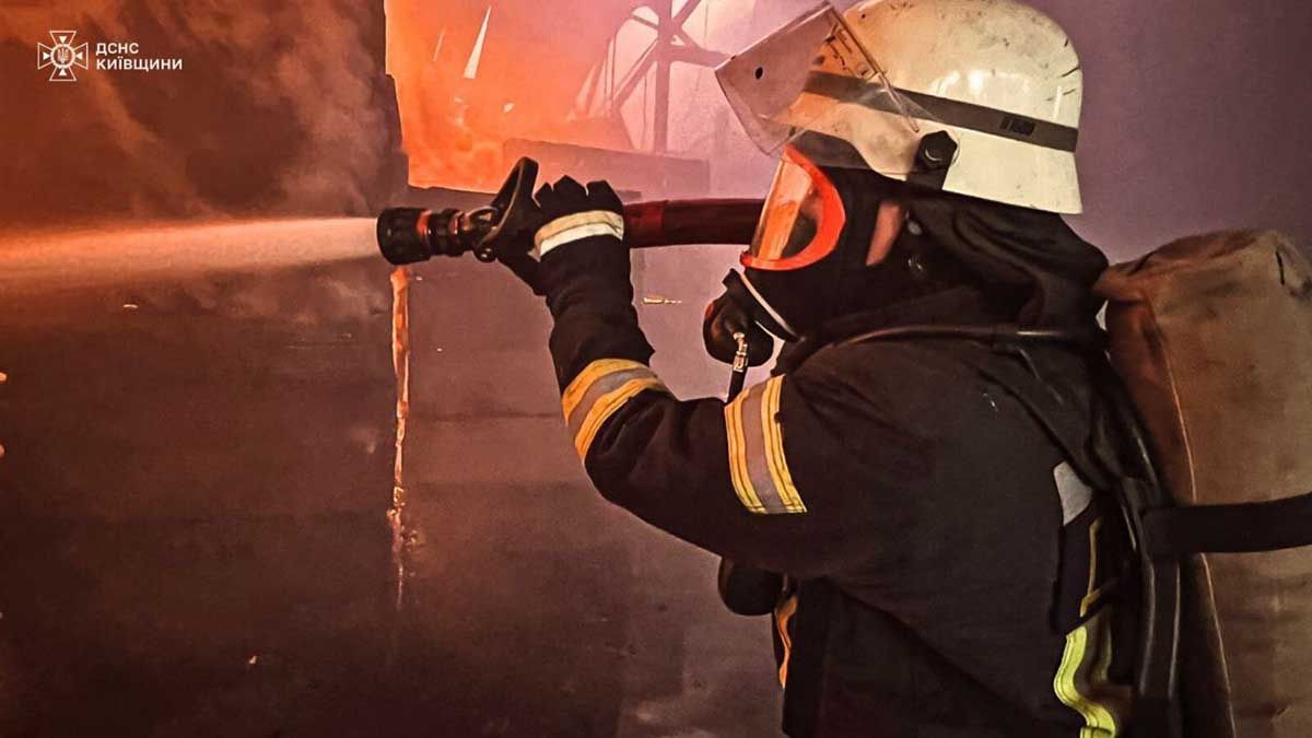 Атака на Білу Церкву: масштабні пожежі на підприємствах, працює робототехніка ДСНС Атака на Білу Церкву: масштабні пожежі на підприємствах, працює робототехніка ДСНС