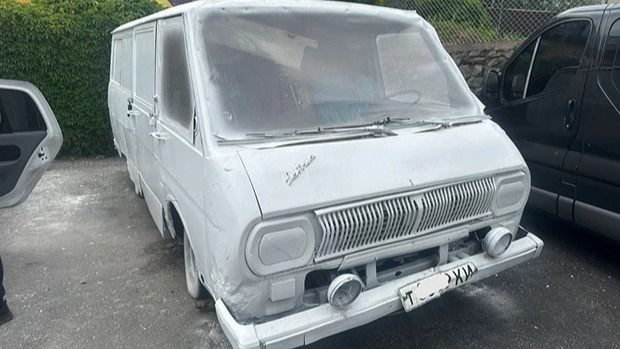 У Києві прибрали закинуту автолавку, яку повністю залили сірою фарбою У Києві прибрали закинуту автолавку, яку повністю залили сірою фарбою