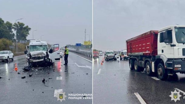 На Бучанщині зіткнулися три авто: травмовано пасажирку Skoda На трасі сталася аварія — розбитий білий мікроавтобус зіткнувся з вантажівкою