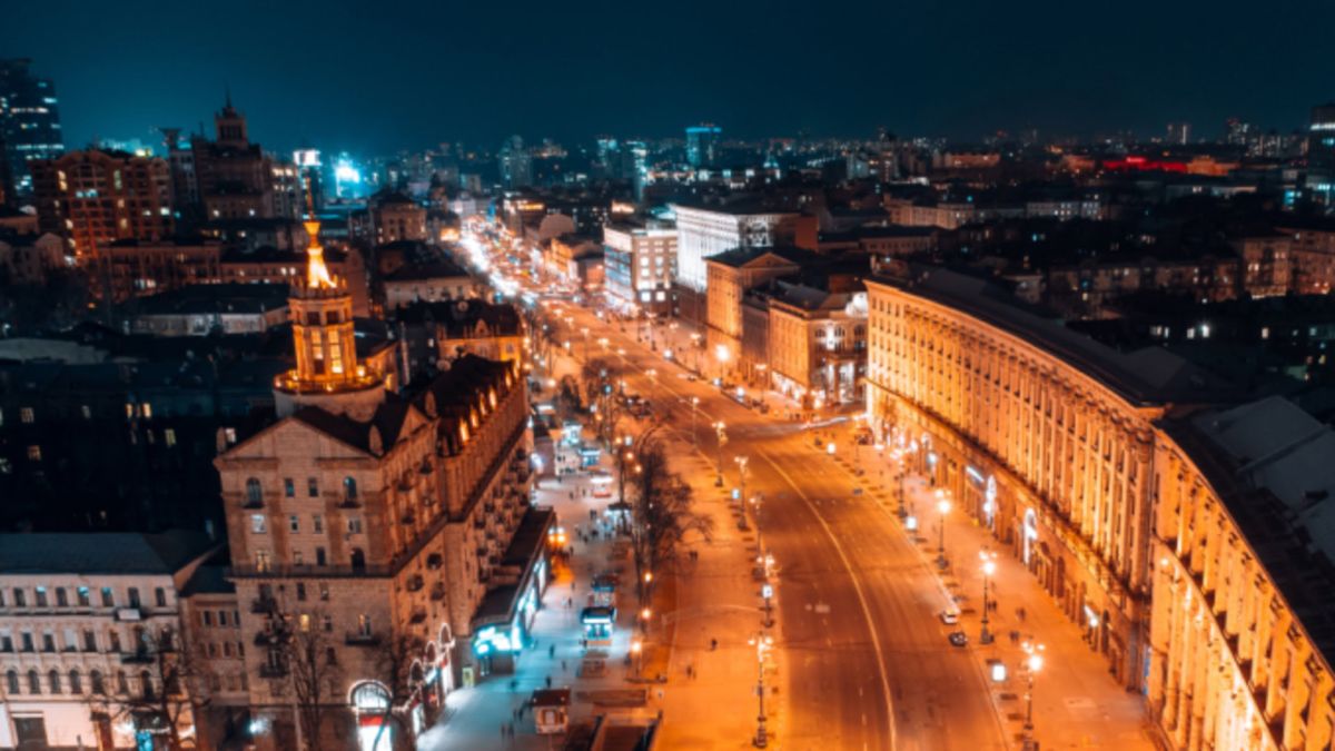 Київ перегляне список критичних об'єктів для економії світла Освітлений Хрещатик увечері