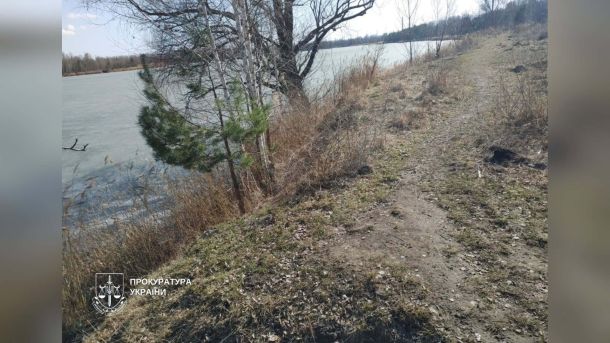 Прокуратура вимагає скасувати передачу ділянки в прибережній смузі озера Оболонська окружна прокуратура вимагає через суд повернути ділянку 0,1 га у прибережній смузі озера Редькіно в Києві