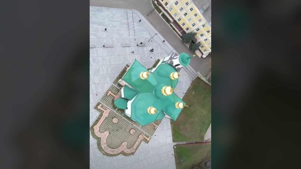 Патрульні на «Фантомі» першими відреагували на удар у Голосіївському р-ні Аеровид Церкви Спаса на Берестові із зеленими банями та золотими куполами в Печерському р-ні Києва