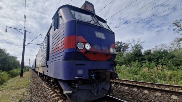 На Київщині чоловік намагався перетнути контрольовану територію в багажнику авто Синьо-червоний вантажний локомотив стоїть на залізничній колії під контактною мережею