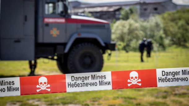 ДТП в Ірпені: водій збив 13-річну, дівчинка в комі Поліцейські працюють на місці вибуху у приватному секторі Броварів Київської області, квітень 2026 року