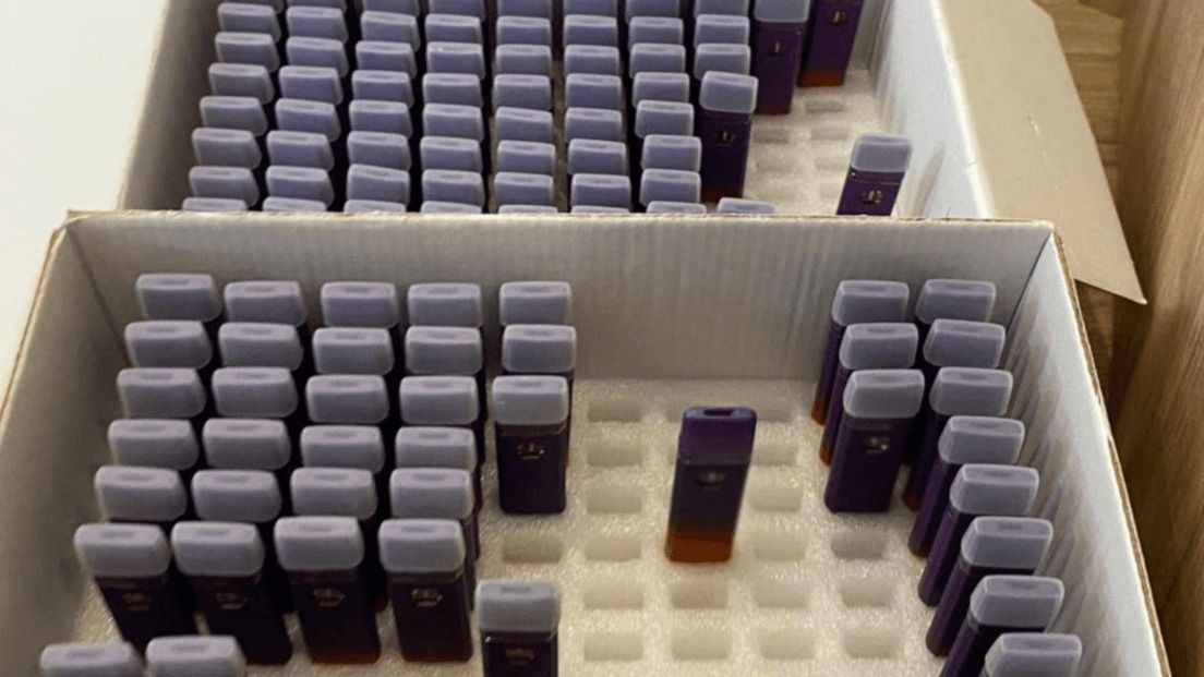 У Києві викрили групу, яка продавала електронні сигарети з канабісом: вилучено товар на 1,5 млн грн У Києві викрили групу, яка продавала електронні сигарети з канабісом: вилучено товар на 1,5 млн грн