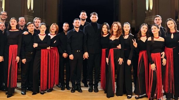 Сумський театр Щепкіна привезе до Києва «Алісу в Дивокраї» з чоловіками у всіх ролях Хор у чорному одязі з червоними поясами на сцені