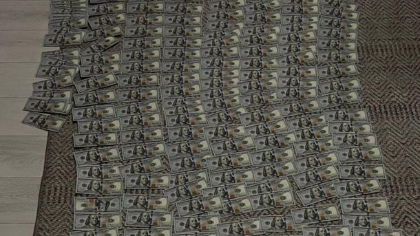 На Печерську ліквідували пожежу в салоні краси Купюри номіналом 100 доларів США розкладені як речові докази