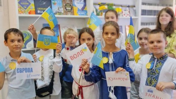 У Києві судитимуть 28-річного наркозакладника: йому загрожує до 8 років Діти у вишиванках з українськими прапорцями тримають картки зі словами «Європа», «Воля», «Культура», «Знання» на святі в Національній бібліотеці для дітей