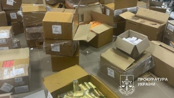 Начальнику київської поліції, який втік з грошима, вручили підозру Склад з коробками