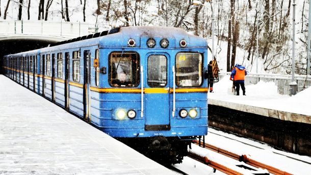 Таксистів в Україні чекає обов'язкова сертифікація Потяг Київського метрополітену їде наземною частиною у зимовий час