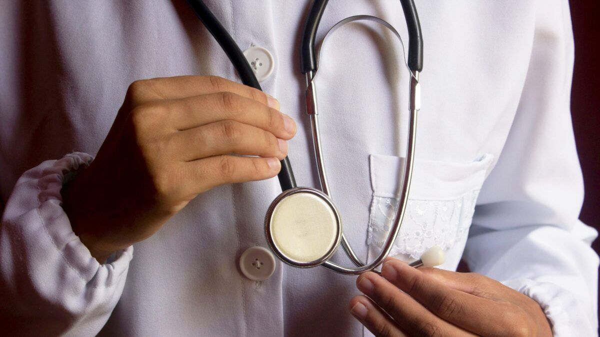 Інтервальне голодування 4:3 перевершує щоденне обмеження калорій — нове дослідження Лікар у білому халаті, який тримає стетоскоп