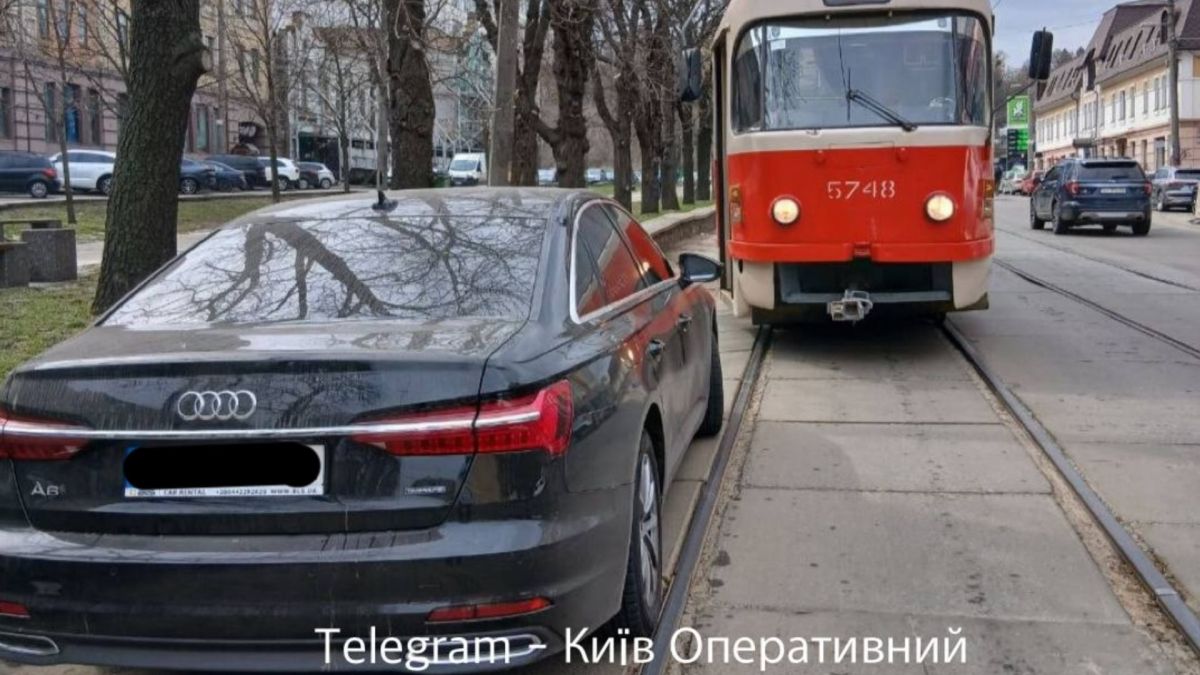 Парковка чи колії: два дні поспіль порушники блокують трамвай на Верхньому Валу Автомобіль припаркований на трамвайних коліях на вулиці Верхній Вал у Києві, трамвай заблокований