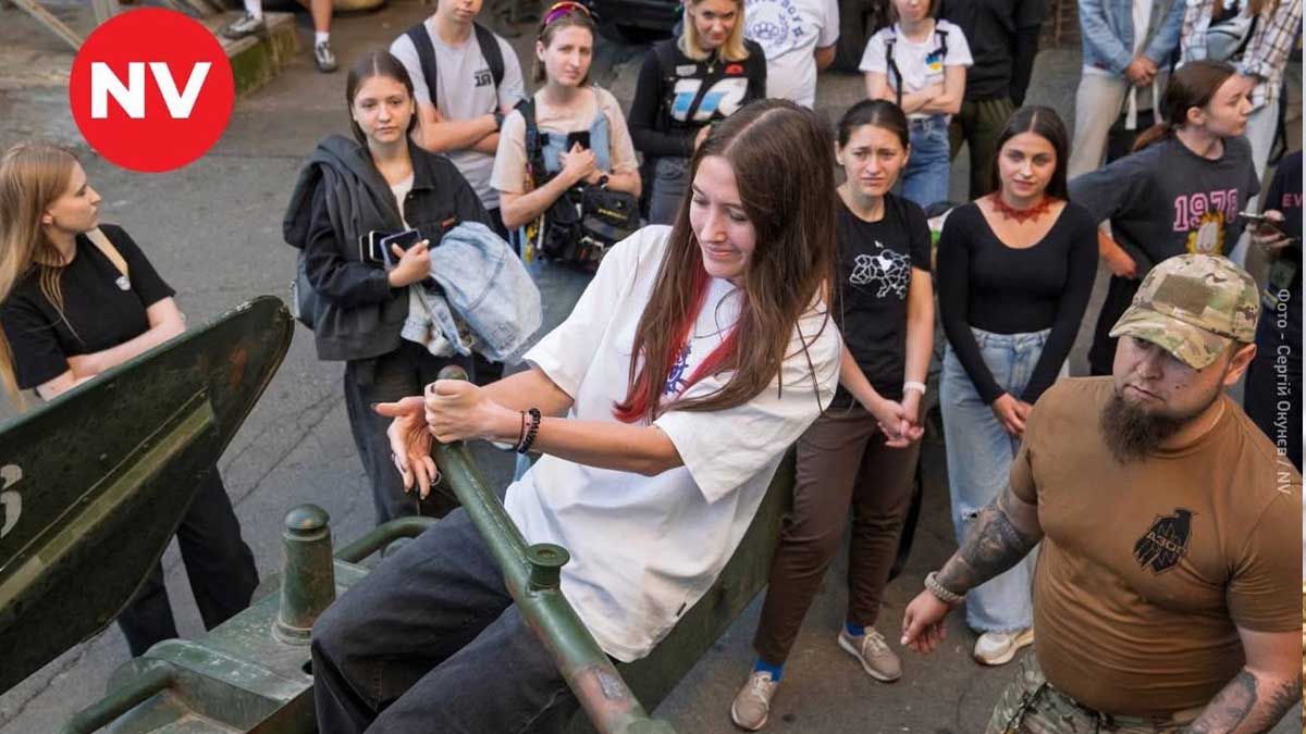 У центрі Києва показали роботу гармати «Гіацинт» та навчили першій допомозі У центрі Києва показали роботу гармати «Гіацинт» та навчили першій допомозі