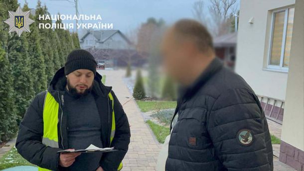 Рятувальники Київщини витягли собаку з води біля Українки Слідчий Національної поліції у жовтому жилеті зачитує документи підозрюваному адвокату біля приватного будинку, обличчя підозрюваного заблюроване