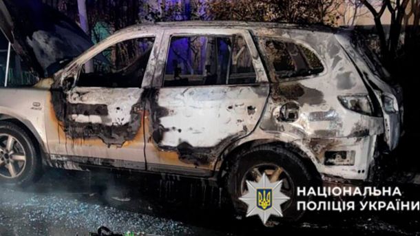 Пориви до 20 м/с: Укргідрометцентр попередив киян про сильний вітер Спалена автівка