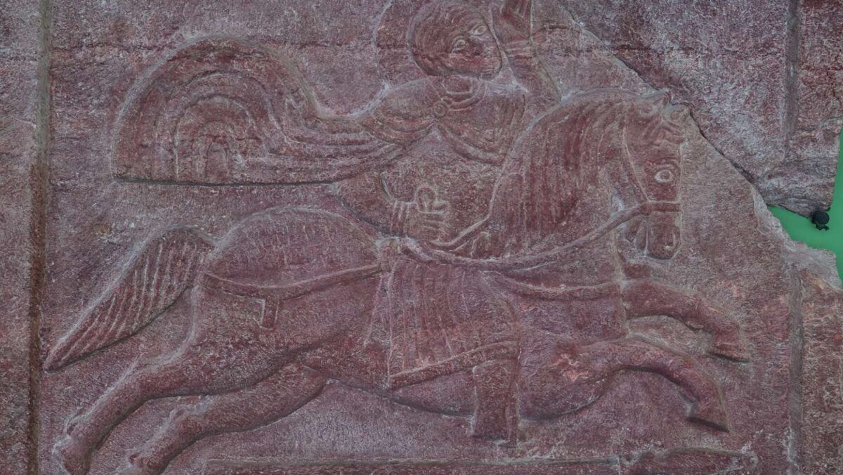 У Києві оцифрували унікальну середньовічну плиту з вершником із Михайлівського монастиря У Києві оцифрували унікальну середньовічну плиту з вершником із Михайлівського монастиря