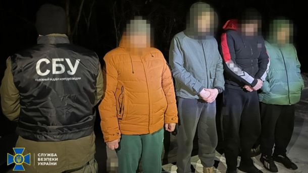 СБУ затримала агента фсб, який наводив удари на оборонні підприємства Києва Працівник СБУ і затримані четверо чоловіків у темну пору доби