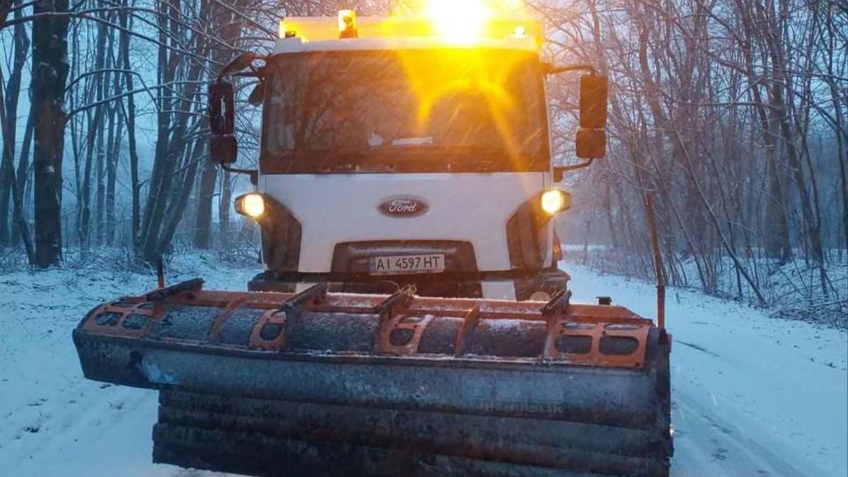 Комунальники працюють в умовах снігопаду та відключень електроенергії після атаки Снігоприбиральна машина (спереду, вдень)