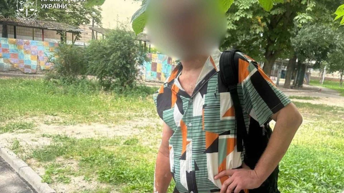 Киянин підпалив BMW психолога, якого називав «зомбувальником» Обгорілий автомобіль BMW X5 після підпалу в Подільському районі Києва — 36-річний підозрюваний розбив скло молотком і підпалив салон