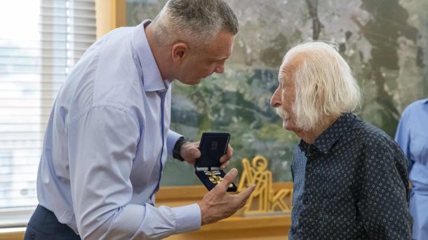 Кличко нагородив 90-річного художника Івана Марчука Мер Києва Віталій Кличко вручає нагрудний знак «Знак пошани» 90-річному художнику Івану Марчуку в київській міській раді