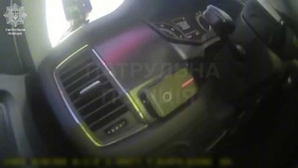 Жінка загинула внаслідок удару дронами у Вишгородському р-ні Патрульні на автомобілі Фантом надають домедичну допомогу постраждалому водієві після ворожої атаки у Голосіївському р-ні Києва