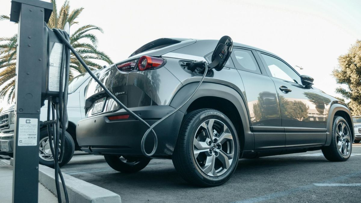 Міненерго запустило карту сприятливих локацій для розміщення зарядних станцій Сірий електромобіль, припаркований на зарядній станції