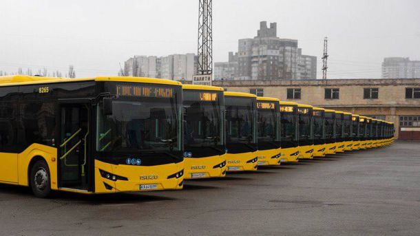 Голосіївські парки у середу оброблять від кліщів Автобуси стоять в рядок