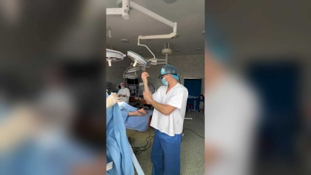 У Києві пропонують назвати вулицю на честь Оззі Осборна Лікар-нейрохірург в операційній дитячої лікарні №2 у Києві готується до складної операції на хребті