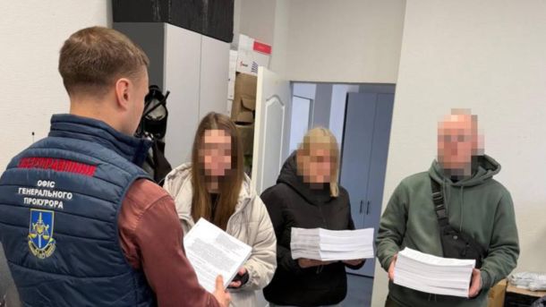 Прокуратура скасує незаконну оренду землі на Печерську під гастроном Прокурори скерували до суду справу мережі шахрайських кол-центрів у Києві та Чернігові, 12 обвинувачених