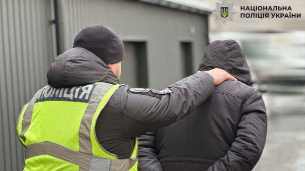 Апеляція щодо знищеної поліцейської дільниці на Подолі: суд завтра Поліцейський у жовтому жилеті конвоює затриманого підозрюваного у збуті наркотиків у Києві