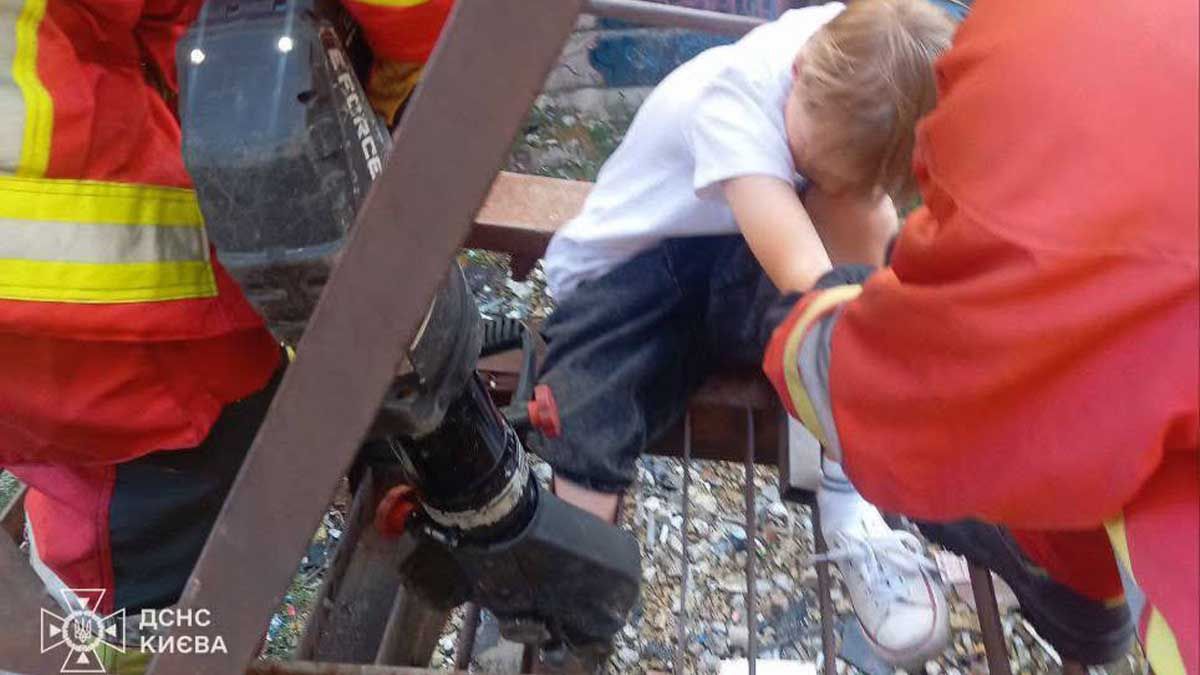 У Шевченківському районі рятувальники звільнили хлопчика, який застряг ногою в металоконструкції У Шевченківському районі рятувальники звільнили хлопчика, який застряг ногою в металоконструкції