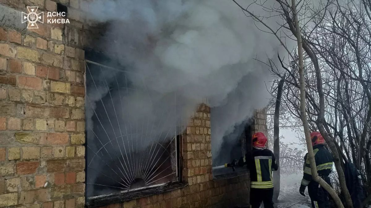 Пожежу в будівлі на Китаївській ліквідували за півтори години попри дефіцит води Рятувальники гасять пожежу