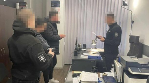 Поліція Києва прокоментувала інцидент на блокпості (відео) Працівники поліції стоять в ДБР і свідчать у справі про побиття чоловіка біля ТЦК