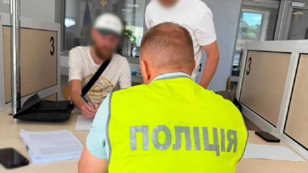 Киянин вкрав 700 тис. грн у доньки загиблого військового Балкон житлового будинку у мікрорайоні Теремки, де загинув французький бульдог, залишений без води у спеку