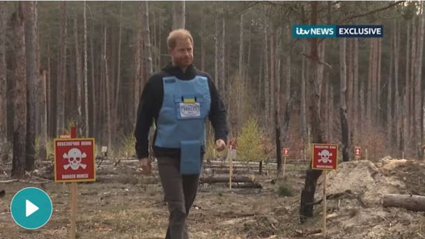Під виглядом сухофруктів: Нора виявила 3,7 кг канабісу з Таїланду Принц Гаррі у синьому жилеті HALO Trust іде розмінованим лісом поблизу Бучі на Київщині з табличками Небезпека міни