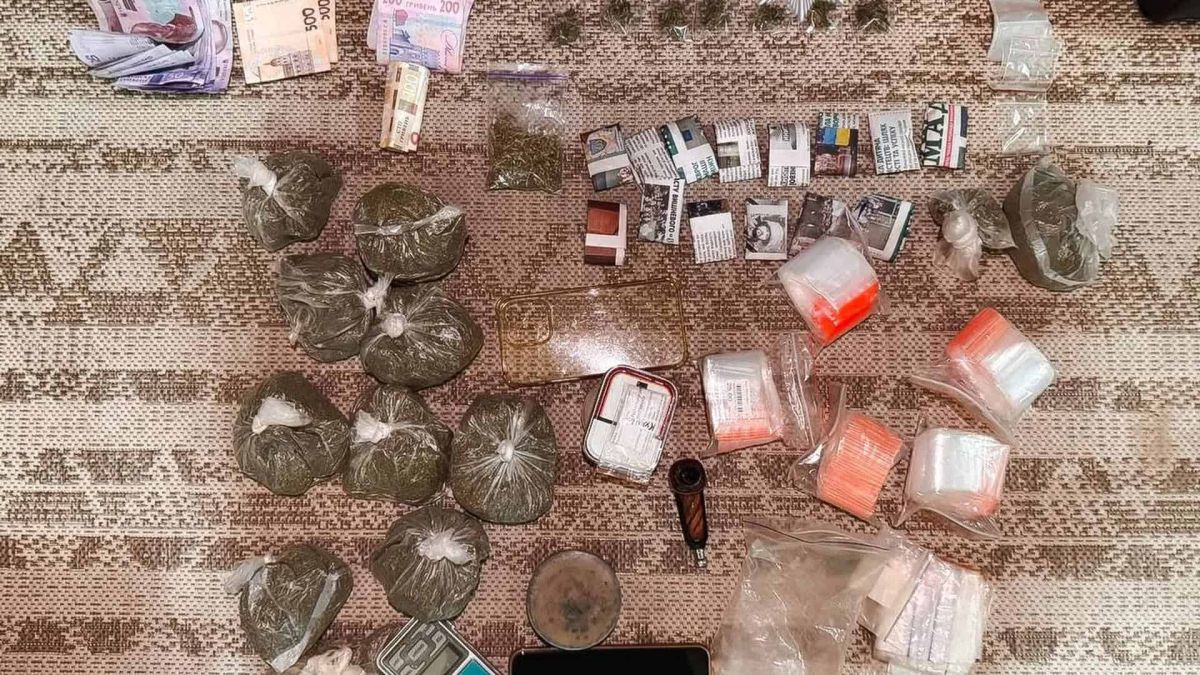 У Вишневому затримали збувача канабісу — вилучили 34 пакети Поліцейські Київщини затримали 45-річного мешканця Вишневого за збут канабісу — вилучили 34 пакети з наркотиком та електронні ваги