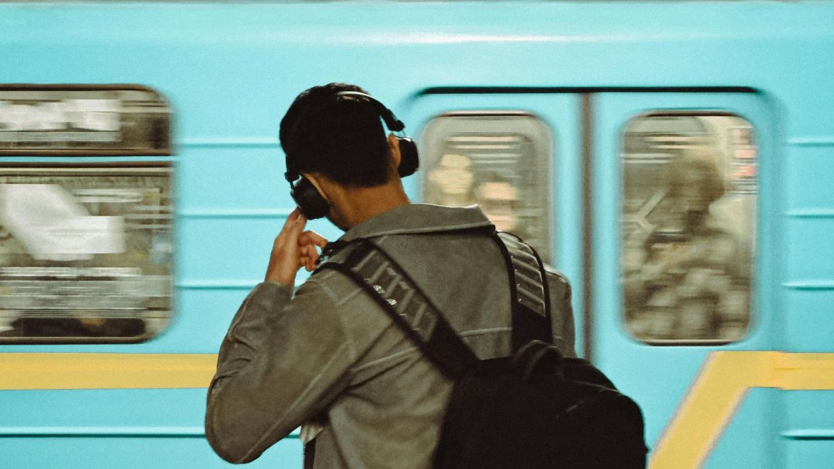 Програма розвитку метро Києва: чому у планах 9,9 млрд, коли у бюджеті — 2,1 млрд Київський метрополітен: вагон на станції метро під час перевезення пасажирів