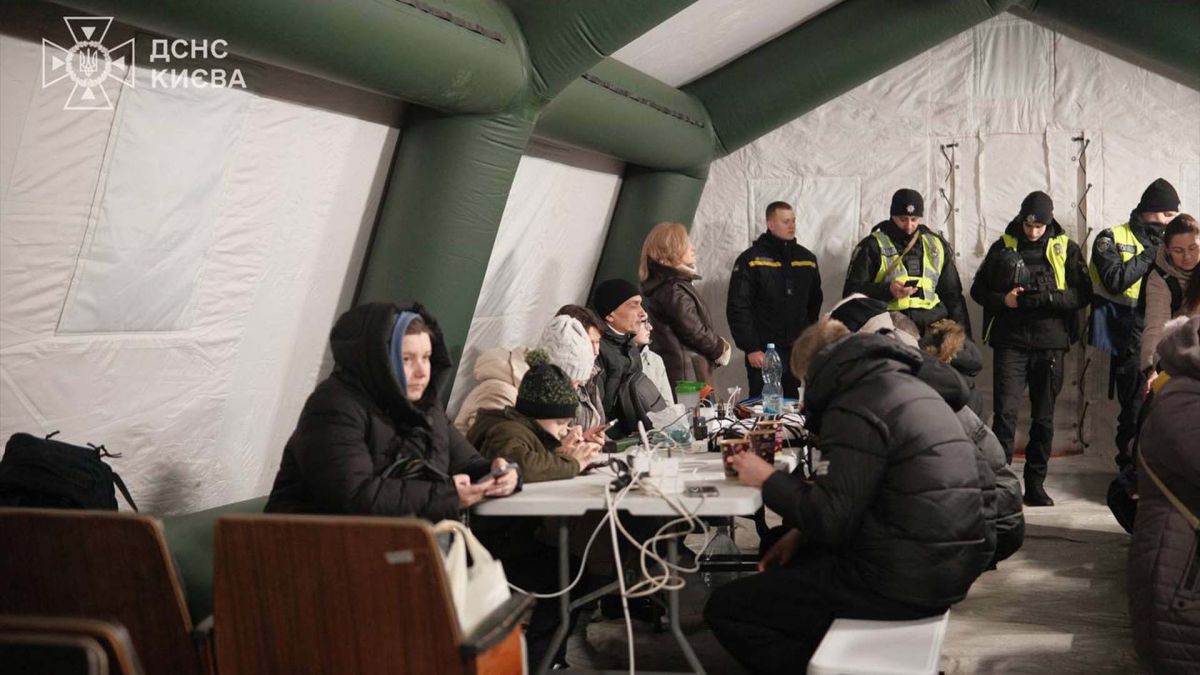 Де зігрітися в Києві: карта мобільних пунктів незламності Місцеві люди і працівники ДСНС в одному з пунктів незламності