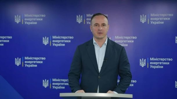 Міненерго: вночі Росія атакувала енергетику Києва і чотирьох областей Перший заступник міністра енергетики Артем Некрасов виступає на брифінгу на тлі банера Міненерго