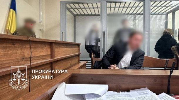 У Києві «майстер» замість ремонту обікрав квартиру Засідання суду під час якого присутні суддя прокурор і троє людей в камері