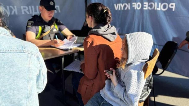 Атака дронами і ракетами в ніч на 29 березня: ранок в Києві оголошена тривога Поліцейський Національної поліції України записує звернення постраждалих мешканців Києва на штабі після масованої ракетної атаки 24 травня 2026 року