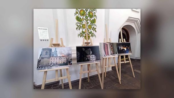 Генератор на балконі забрав життя трьох киян Виставка фотографій пошкоджених памʼяток на мольбертах у залі Національного заповідника «Софія Київська» в Києві