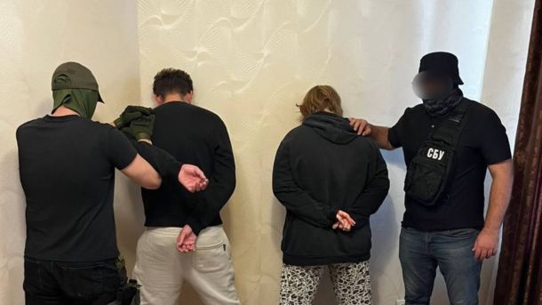 Київщина отримала 379 генераторів від Польщі: перша партія вже на місці Працівники СБУ і двоє підозрюваних, які стоять обличчям до стінки
