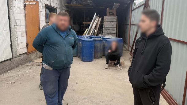 У Києві викрили підпільний цех фальшивого алкоголю: вилучили 45 тис. літрів спирту У Києві викрили підпільний цех фальшивого алкоголю: вилучили 45 тис. літрів спирту
