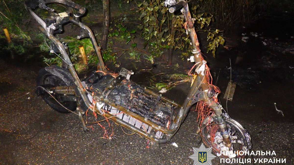 У Києві чоловік підпалив електроскутер, щоб привернути увагу сусідів: йому загрожує до 10 років У Києві чоловік підпалив електроскутер, щоб привернути увагу сусідів: йому загрожує до 10 років