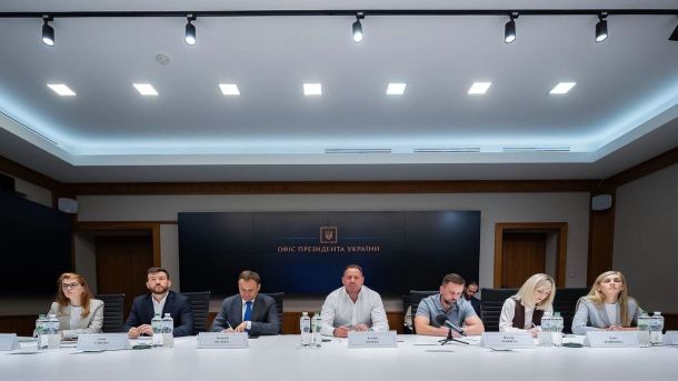 Київщина: 18-річну дівчину підозрюють у жорстокому поводженню з тваринами Засідання в Офісі Президента України: члени команди сидять за довгим столом