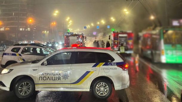 На Оболоні чоловік напав на жінок біля кафе — від поліції втік (відео) Поліцейська машина перекрила вулицю в Києві