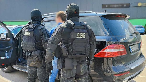 У Києві викрили псевдоспівробітників СБУ, які ошукували пенсіонерів під приводом «декларування заощаджень» У Києві викрили псевдоспівробітників СБУ, які ошукували пенсіонерів під приводом «декларування заощаджень»