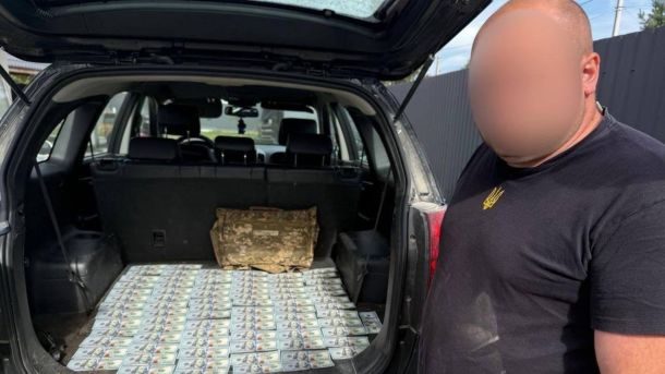 У Києві діти з дитячої залізниці побували у «Класі безпеки» ДСНС Затриманий військовослужбовець із замазаним обличчям біля автомобіля з вилученими доларовими купюрами та військовою сумкою у багажнику